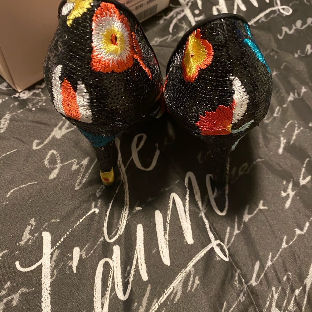 Multi Color heels size 5.5 - Picture 4 of 5